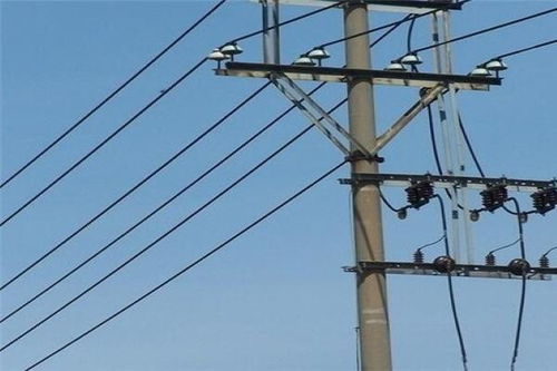 電線桿上的三根絕緣導(dǎo)線 電力傳輸?shù)摹叭{馬車(chē)”